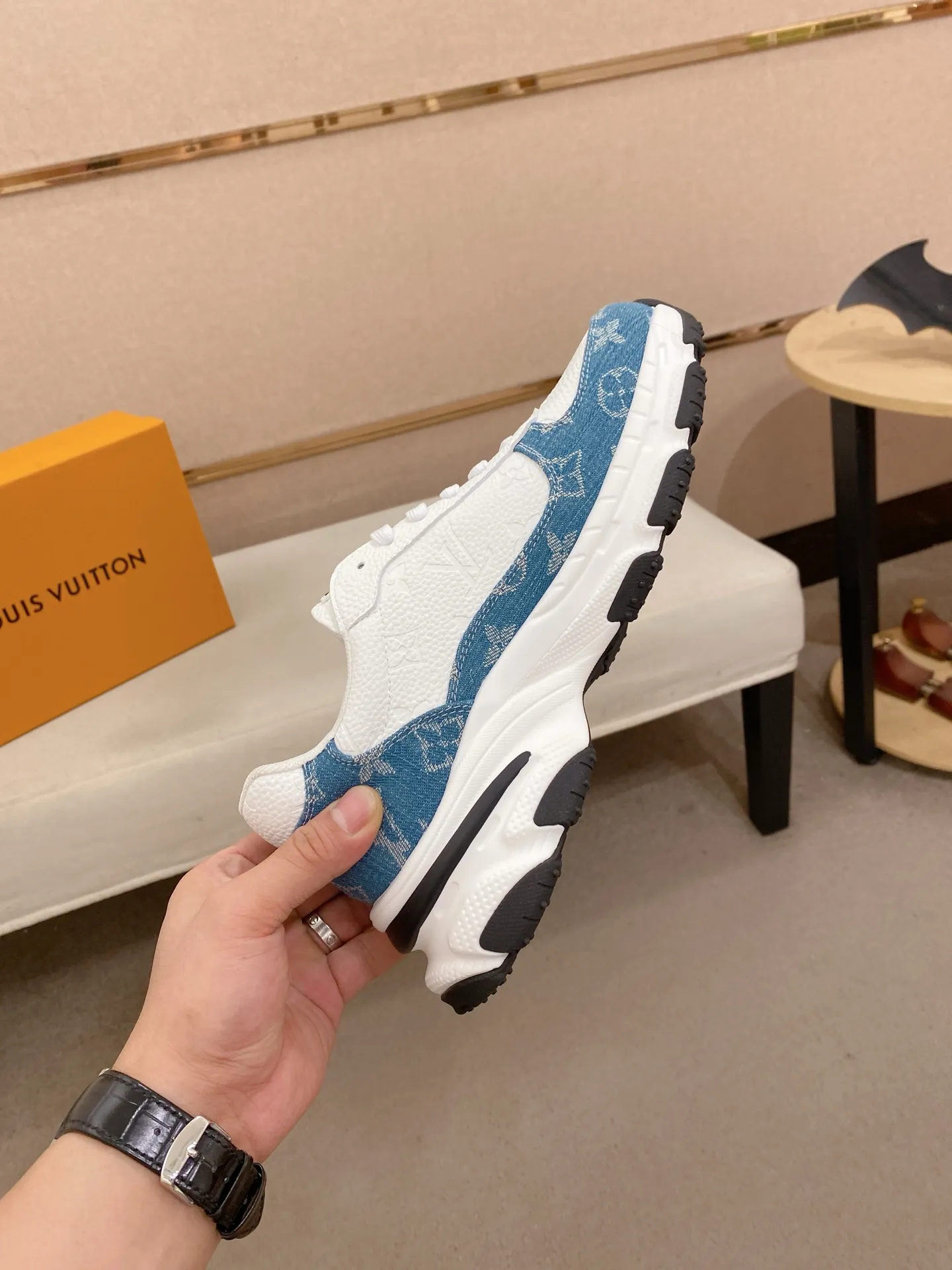 Men's shoes 442💰louis vuitton (Louis Vuitton/lv)🔍🔍The new counters are on sale at the same time. The uppers are imported from Italy. ⃣️Re-engraved🇮🇹💪💪, ⚠Sole: The original sole is specially provided by the original factory, the exclusive movable molded sole is super comfortable, ⚠Original and single goods 🔍high quality, you can enter and leave the counter at will, welcome to compare⚠. Code number: 38-44 (45/customized, non-refundable)